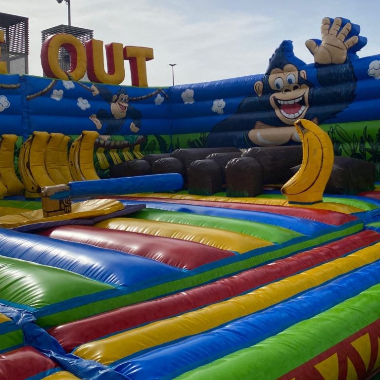Monkey Wipeout Inflable colorido con temática de mono y plátanos, ideal para diversión infantil.