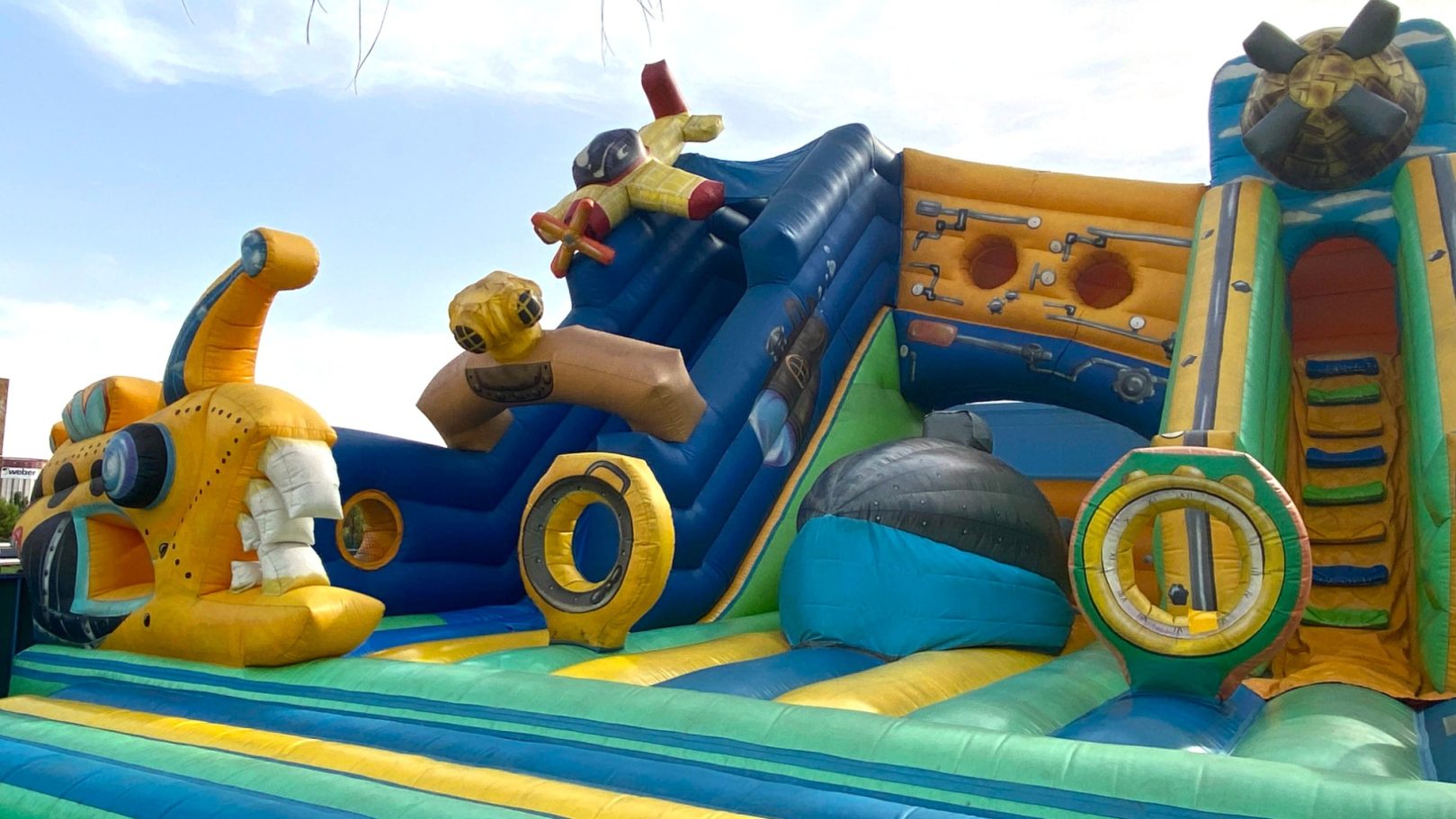 El tobogán Castillo inflable colorido con tobogán y figuras de animales. Ideal para niños.