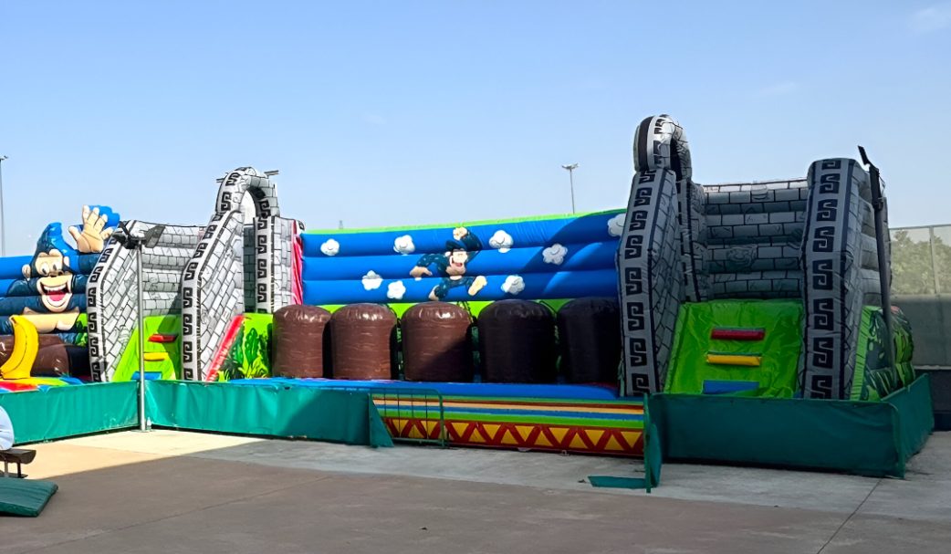 Aventura sin fin Circuito de obstáculos inflable con estructuras coloridas y grandes cilindros.