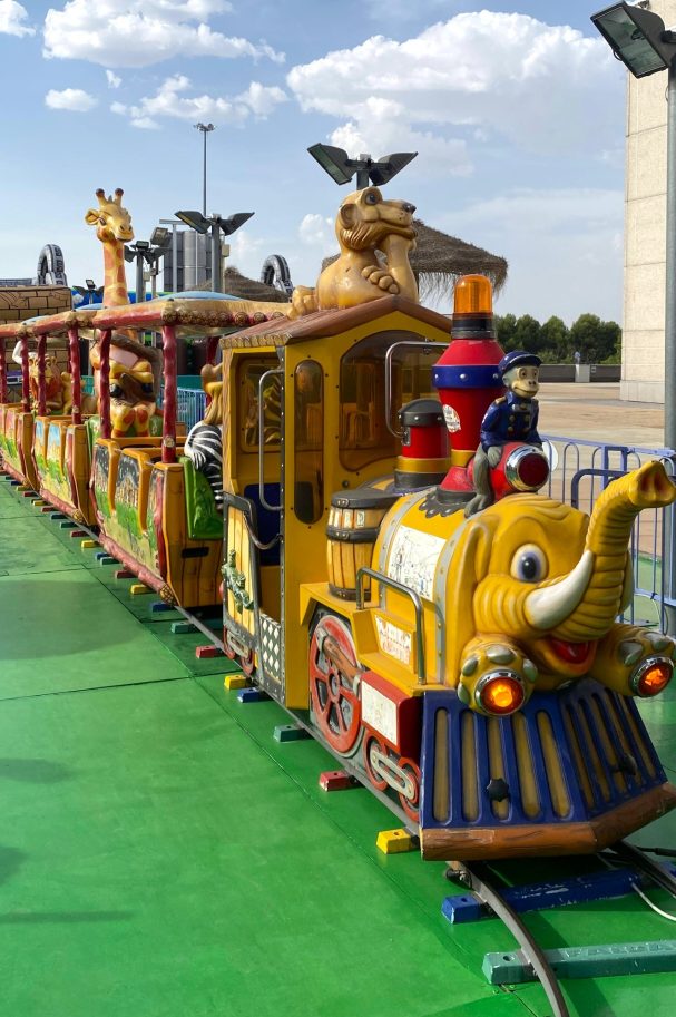 El tren Tren de atracción colorido con forma de elefante y figuras de animales decorativas.