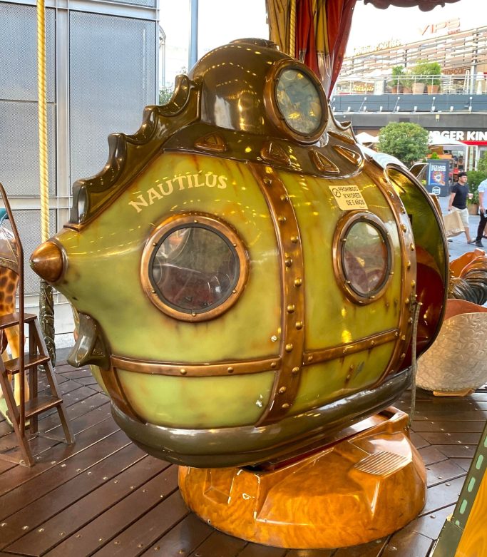 El submarino Nautilus Sumergible estilo antiguo con ventanas y detalles en bronce.