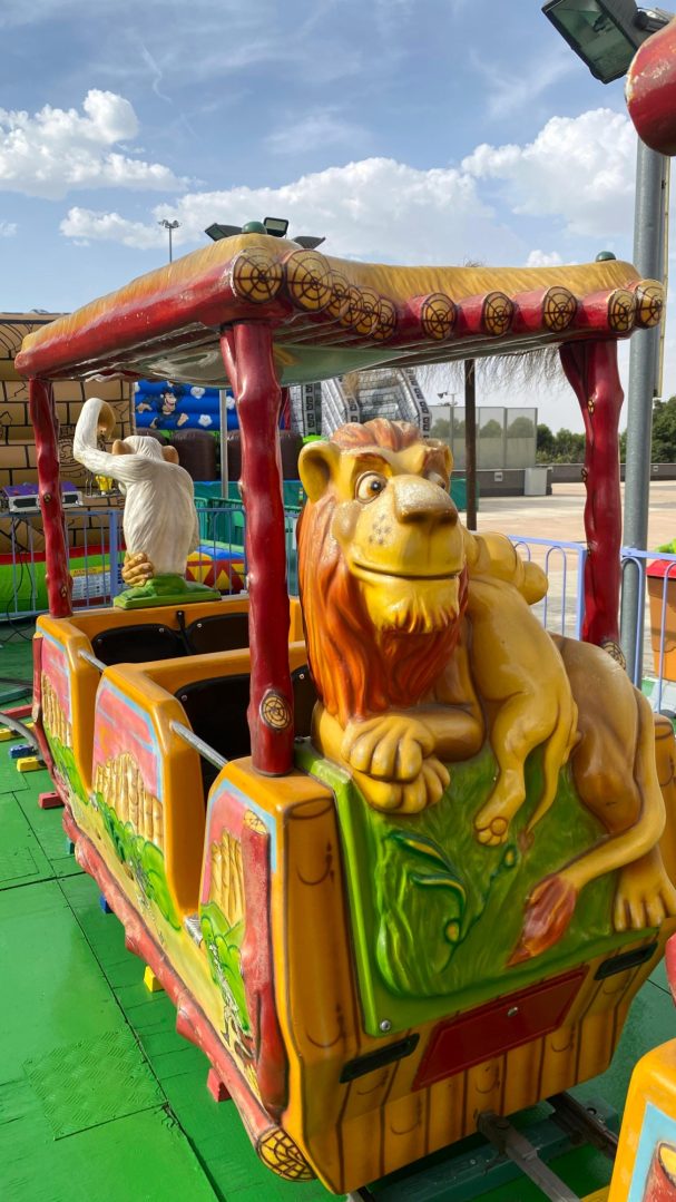 El vagón del león y su cría Carro de atracción de feria con león y elefante decorativos.