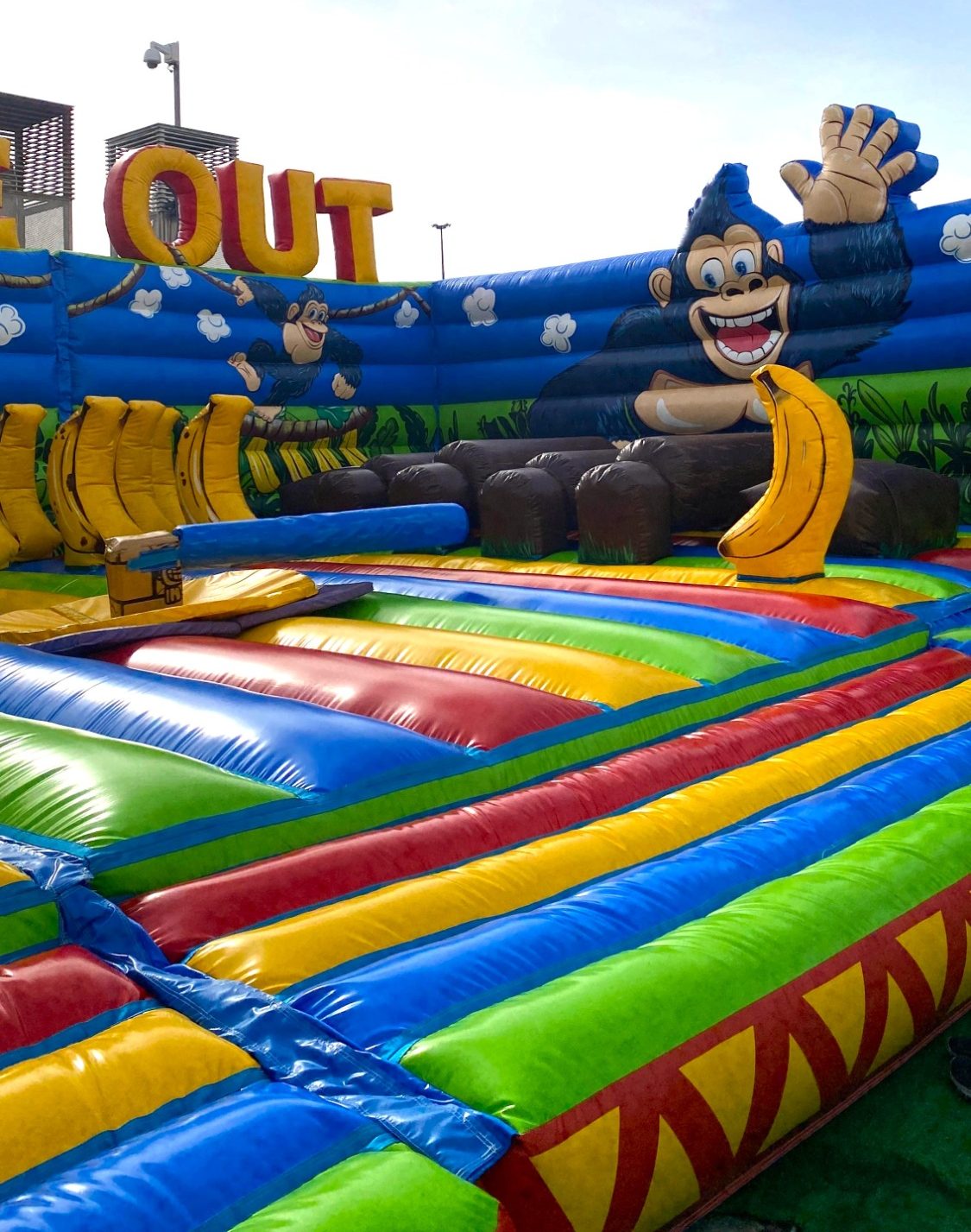 Monkey Wipeout, la nueva incorporación Hinchable colorido con temática de simios y bananas